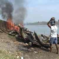 Kesal Penambang Pasir Liar, Warga Jombang Bakar Perahu
