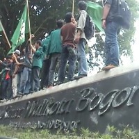 Tolak Poligami Walikota Bogor, Pendemo Lempar Telur ke Balaikota