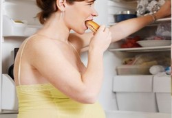 Ibu Hamil yang Banyak Makan Bisa Berbahaya Bagi Bayi