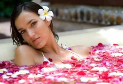 Mandi Air Hangat Bisa Usir Rasa Kesepian