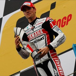 Pembalap Oakley Ben Spies Raih Podium Pertama