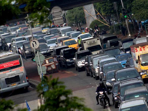 Mobil Pribadi Sumber Macet, Batasi!