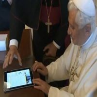 Paus Benedict XVI Nge-tweet dan Pakai iPad 2 