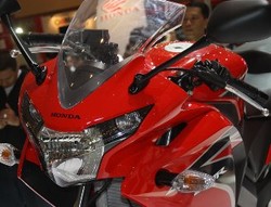 CBR150R Terinspirasi 2 Moge Honda