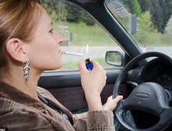 Awas, Merokok di Dalam Mobil Lebih Bahaya dari Menghirup Asap Knalpot!