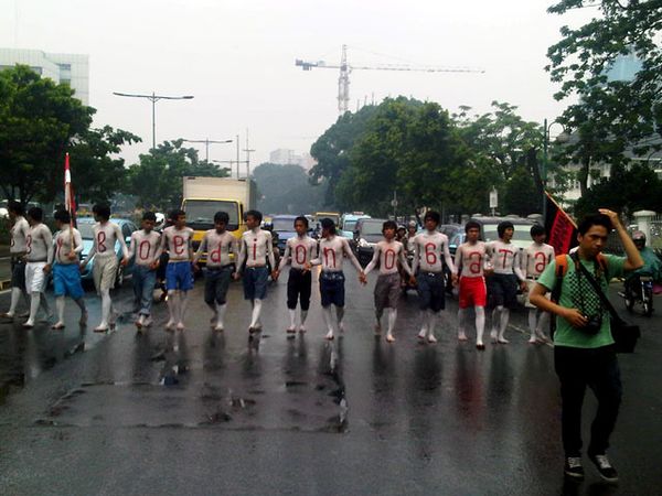 Aksi Telanjang Dada, Jl Kramat Raya Macet