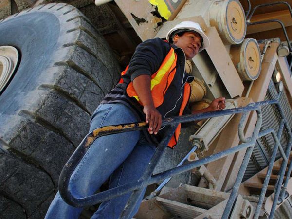 Wanita Perkasa di Batu Hijau