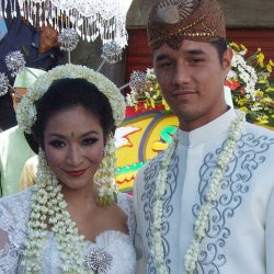 Pasca Menikah Happy Salma & Suami Makin Romantis 