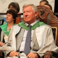 Fergie Dapat Gelar Doktor