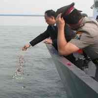 Hari Bhayangkara ke-65, Polisi Tabur Bunga di Kaki Suramadu