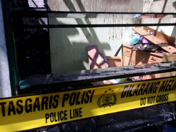 2 Rumah Petak Terbakar