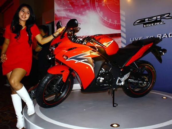 Honda CBR150R Meluncur