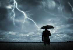 Petir Lebih Banyak Menyambar Pria Daripada Wanita
