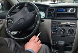 Merokok di Dalam Mobil Lebih Bahaya dari Menghirup Asap Knalpot