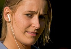 Penyebab Telinga Sakit Saat Menggunakan Earphone