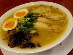 Ramen Hakata dengan Kaldu Ayam Paling Mak Nyuss!