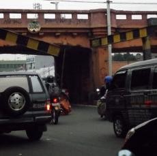 Palang Besi Patah di Bawah Jembatan Jatinegara, Lalin Tersendat