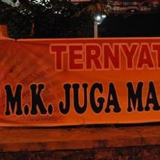 Spanduk Sudutkan MK Bertebaran di Pekanbaru