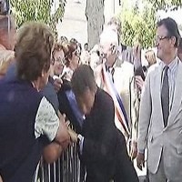 Baju Presiden Prancis Ditarik Saat Menyalami Warga