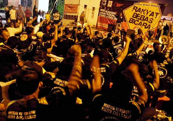 Kelompok Anti Pemerintah Keluarkan Dekrit Rakyat