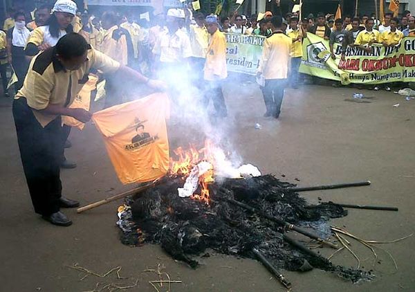 Kader Golkar Bakar Kaos Ade Komaruddin