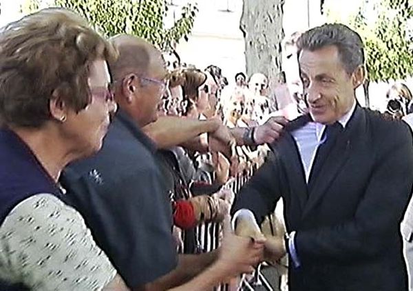 Ditarik Warganya, Presiden Sarkozy Nyaris Jatuh