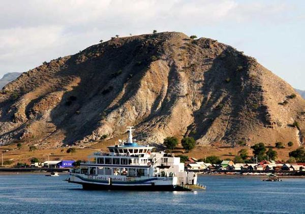 Menyeberangi Selat Alas Sumbawa-Lombok