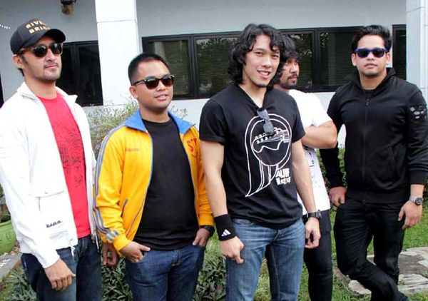 Alexa Ditinggal Sang Gitaris