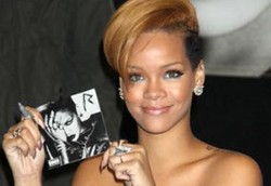 Ingin Mirip Rihanna, Mata Malah Buta Karena Lensa Kontak Ilegal