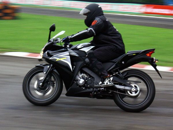 Menjajal Honda CBR 150R di Sentul