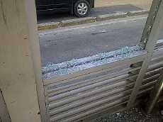 Sisa Tawuran Warga, Kaca Halte TransJ Pasar Rumput Pecah