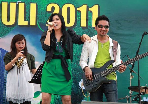 Titi Kamal Hibur Penggemar