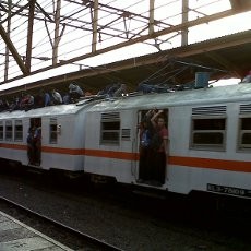 Commuter Line Tak Kurangi Minat Penumpang Duduk di Atap KRL Ekonomi	