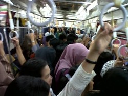 Penumpang Commuter Line Keluhkan Kurangnya Gerbong Khusus Wanita