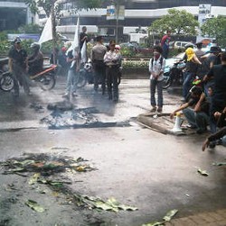 Demo Bakar Ban di Depan Kantor KPK Macetkan Jl Rasuna Said