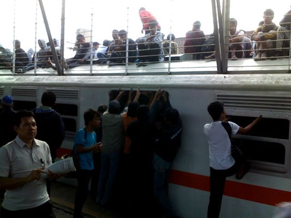 Penumpang KRL Ekonomi Tetap Bandel