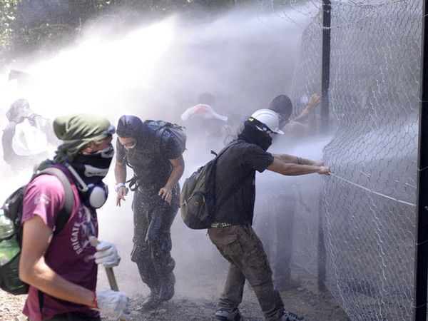 Demo Rusuh di Italia Puluhan Orang Terluka