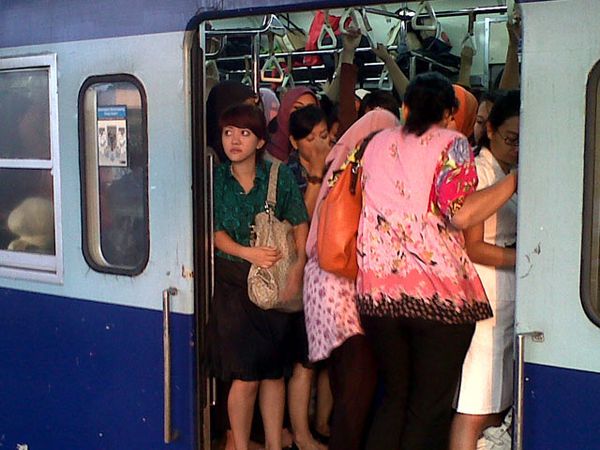 Commuter Line Penuh Sesak