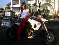 Asty Ananta Berpose dengan Moge