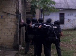 Didatangi Densus, Putri Terduga Teroris Terheran-heran