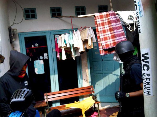 Densus Gerebek Rumah di Kembangan