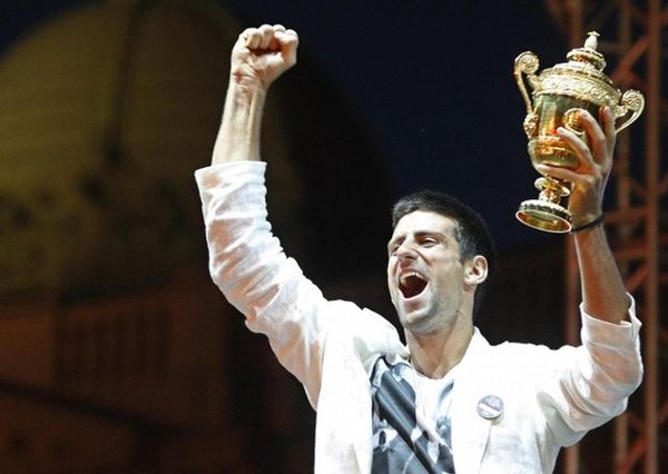 Pesta Serbia untuk Djokovic