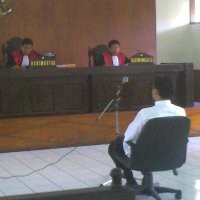 Kenakan Kemeja Putih, Kompol Iwan Jalani Sidang Vonis