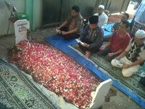Peziarah Terus Datangi Makam Almarhum Zainuddin MZ