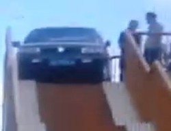 Ampun! Kena Macet, Mobil Naik Jembatan Penyeberangan