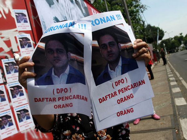 Bendera Sebar Foto Buron Nazaruddin