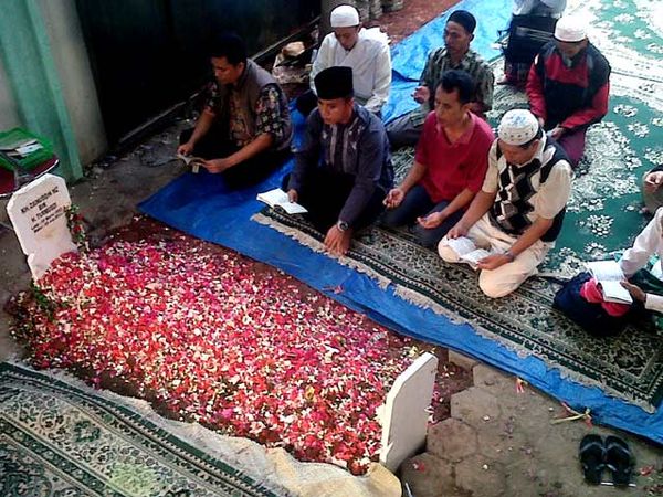 Peziarah Terus Datangi Makam Zainuddin MZ