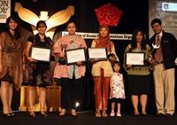 Alumni LSPR Berprestasi Terima Penghargaan