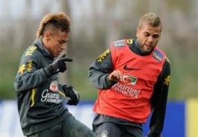 Alves: Barca Beli Neymar Saja