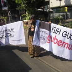 Prihatin Nasib Saripetojo, Aktivis LSM Solo Demo Bisu